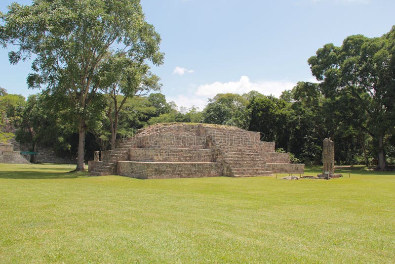 La pyramide a appelé Structure 4 au site archaelogical maya antique de Copan, au Honduras photos libres de droits La pyramide a appelé Structure 4 au site archaelogical maya antique de Copan, au Honduras photos libres de droits