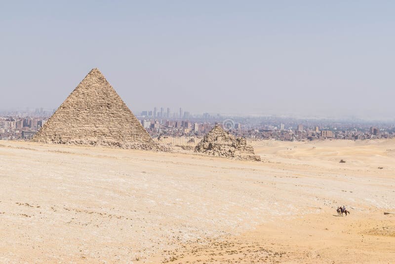 La pyramide de Menkaure sur le plateau de Gizeh photographie stock La pyramide de Menkaure sur le plateau de Gizeh photographie stock