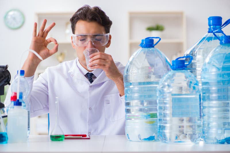 La qualité de l'eau d'essai d'assistant de laboratoire images stock