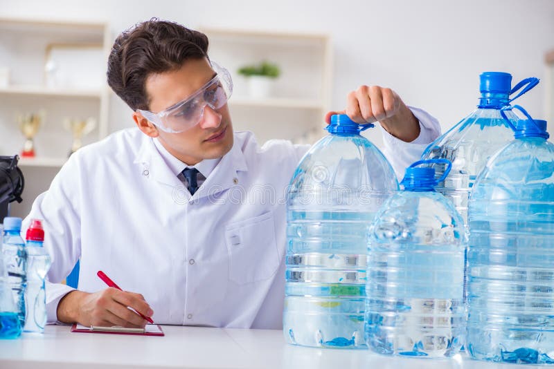 La qualité de l'eau d'essai d'assistant de laboratoire image stock