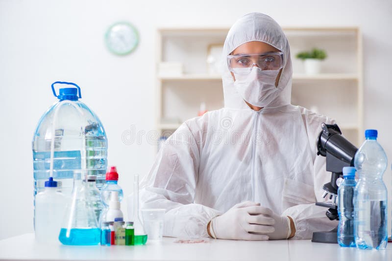 La qualité de l'eau d'essai d'assistant de laboratoire images libres de droits