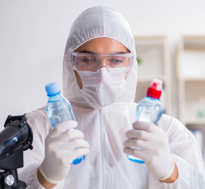 La qualité de l'eau dans les tests d'assistant de laboratoire