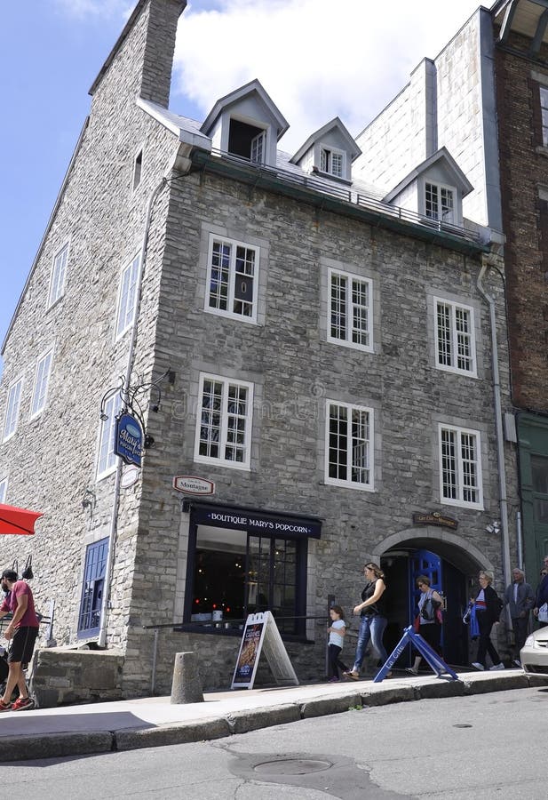 La Quebec, il 28 giugno: Monumenti storici da Rue Cote de la Montagne di vecchio Québec nel Canada immagine stock La Quebec, il 28 giugno: Monumenti storici da Rue Cote de la Montagne di vecchio Québec nel Canada immagine stock