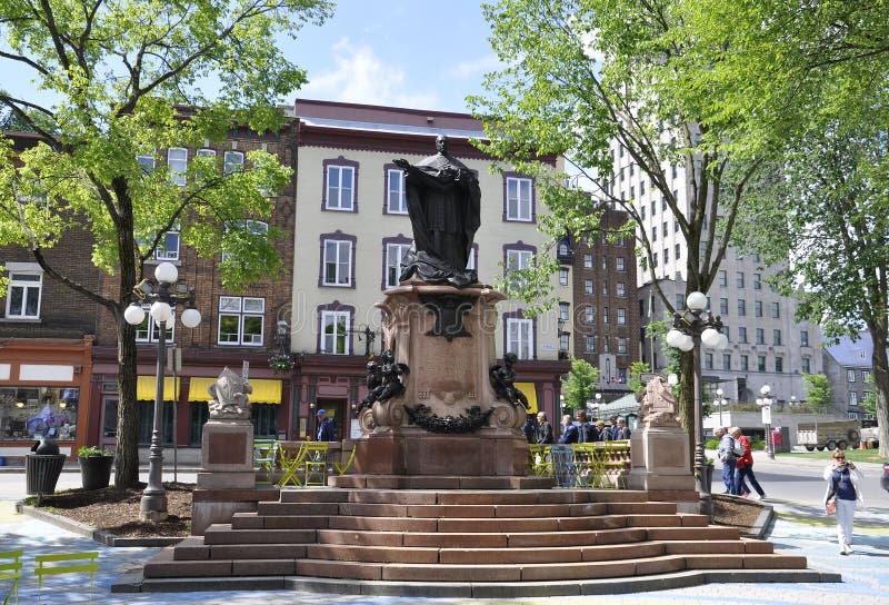 La Quebec, il 29 giugno: Parcheggi il monumento di Armes del ` del posto d da vecchio Québec nel Canada immagini stock libere da diritti La Quebec, il 29 giugno: Parcheggi il monumento di Armes del ` del posto d da vecchio Québec nel Canada immagini stock libere da diritti