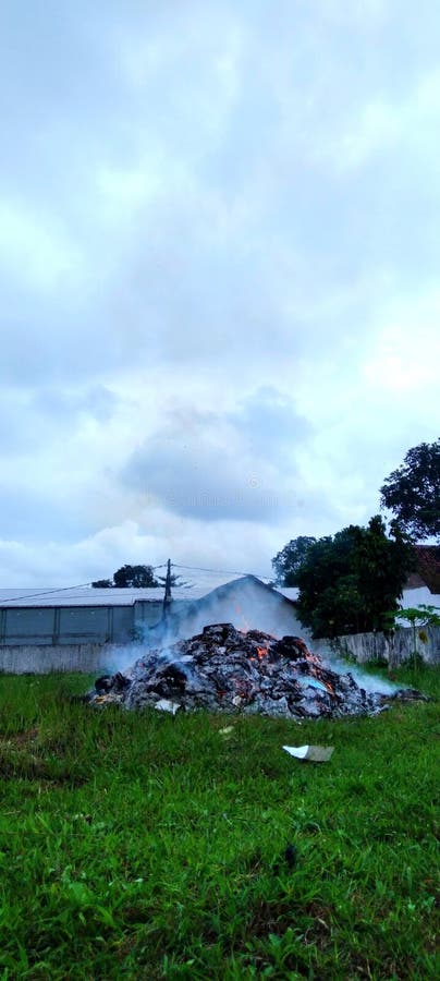 La quema de basura se acumula como una montaña para fumar fotografía de archivo libre de regalías