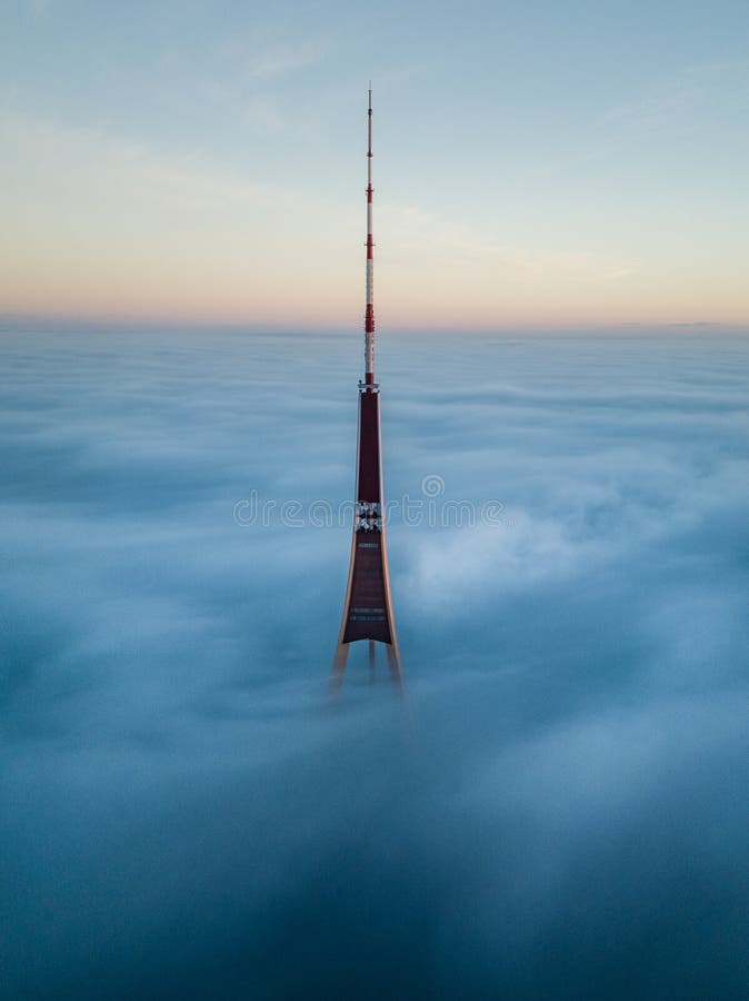 La radio di Riga e la torre della TV a Riga, Lettonia è la torre più alta nell'UE Punta che attacca dallo strato della nebbia dur fotografie stock libere da diritti La radio di Riga e la torre della TV a Riga, Lettonia è la torre più alta nell'UE Punta che attacca dallo strato della nebbia dur fotografie stock libere da diritti