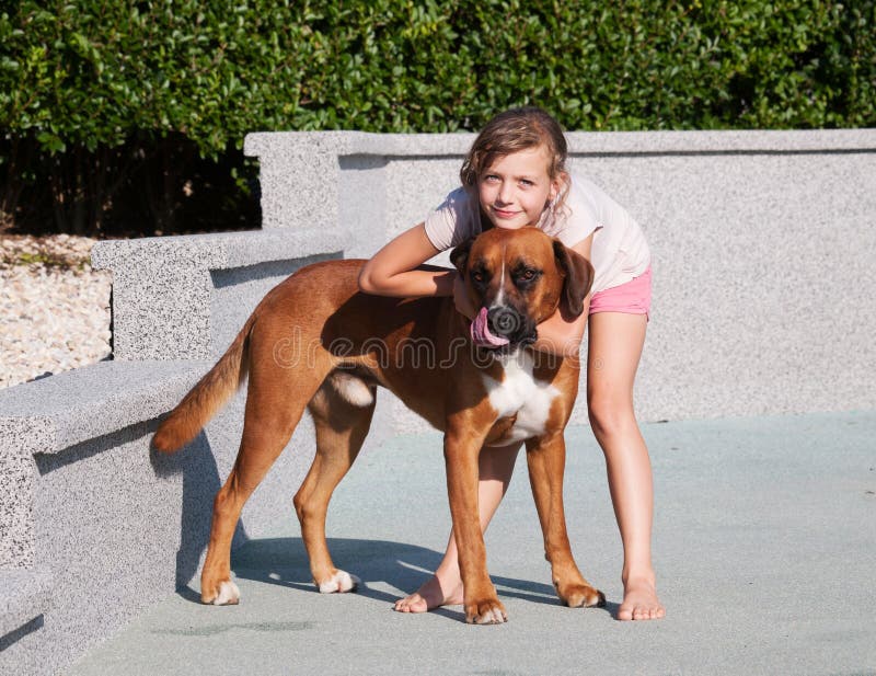 Donna Che Fa Sesso Con Cane La Ragazza Accarezza Il Suo Cane Fotografia Stock - Immagine di