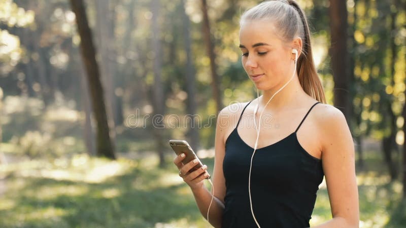 La ragazza accende la musica sul telefono