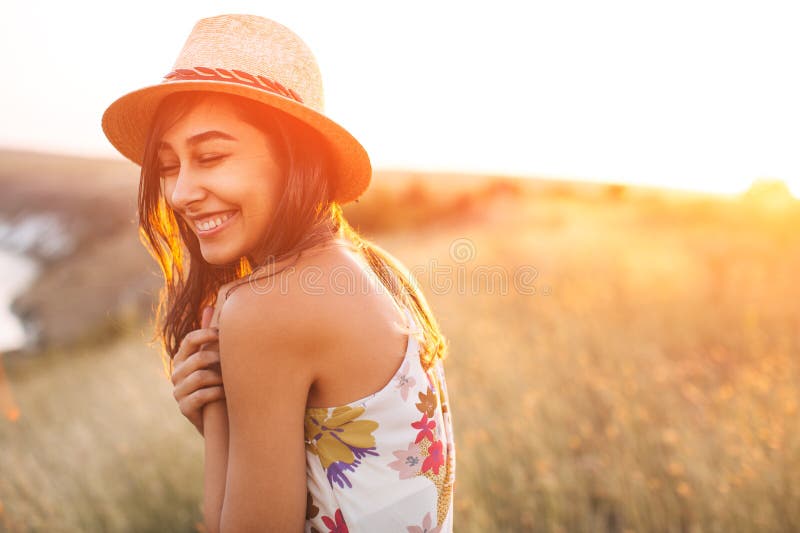 La ragazza adorabile in cappello alla moda e l'estate vestono sorridere immagini stock libere da diritti La ragazza adorabile in cappello alla moda e l'estate vestono sorridere immagini stock libere da diritti