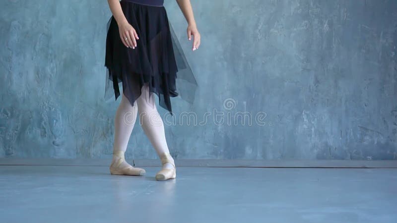 La ragazza la ballerina in un bello vestito Bello dancing espressivo del ballerino di bellet allo studio Tiro di foto del fumo