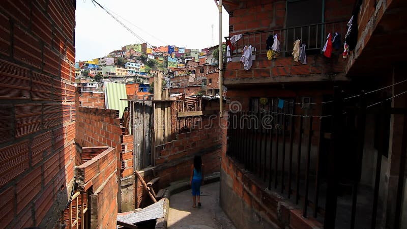 La ragazza cammina in quartiere povero in America Latina