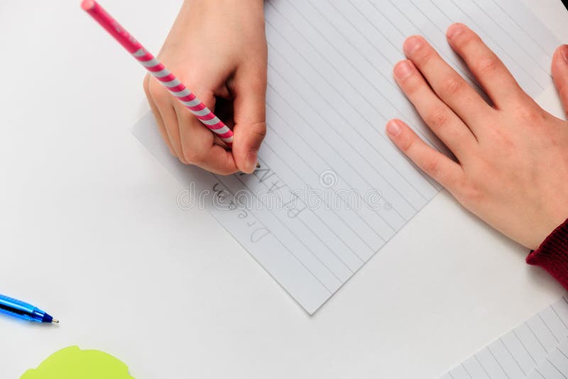 La ragazza compone un piano per il futuro