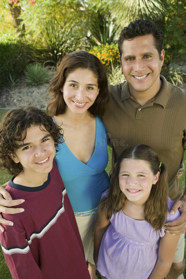 La ragazza (7-9) con il fratello (13-15) ed i genitori all'aperto ha elevato il ritratto di vista. fotografie stock libere da diritti La ragazza (7-9) con il fratello (13-15) ed i genitori all'aperto ha elevato il ritratto di vista. fotografie stock libere da diritti