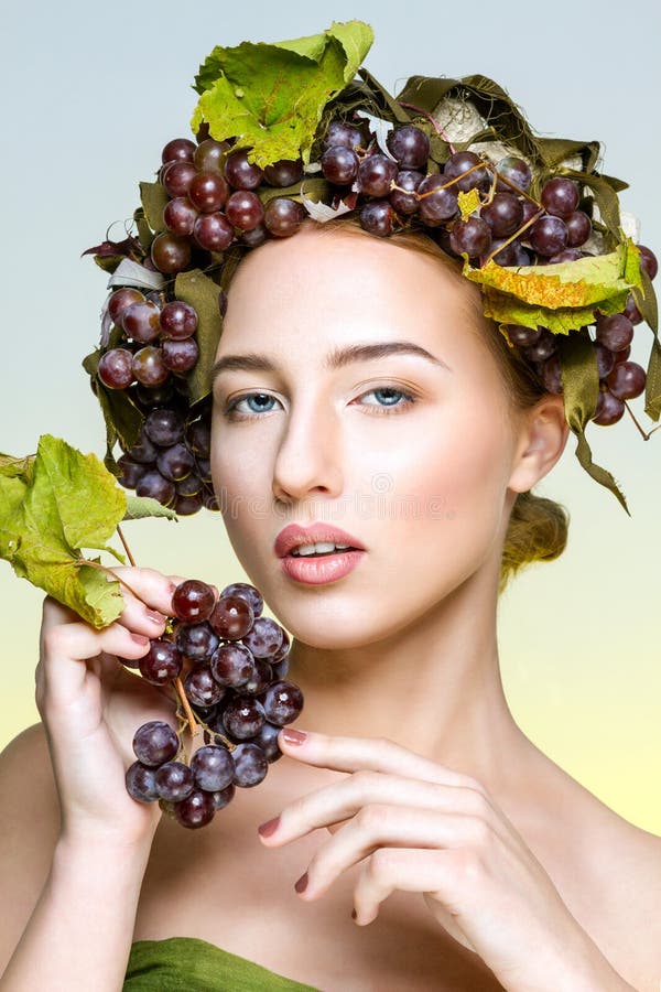 Si Fa Solo Con L uva La ragazza con l'uva immagine stock. Immagine di fogli - 60969839