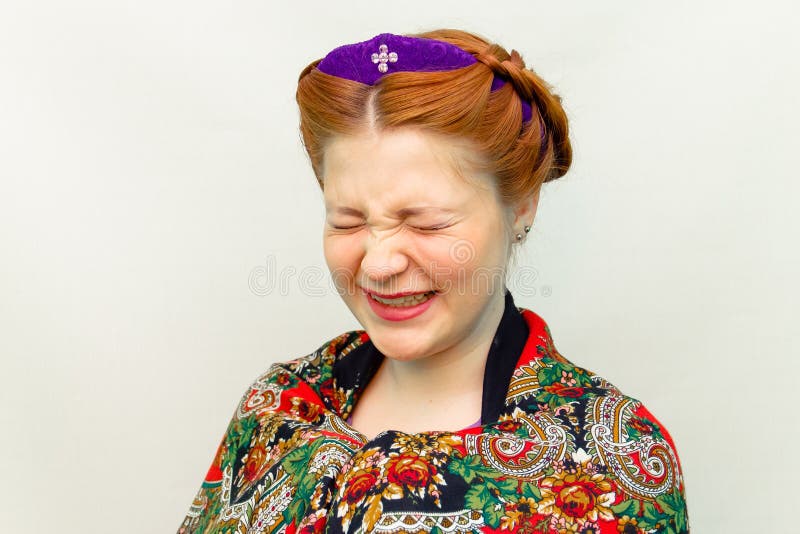 La ragazza con uno stile di capelli in uno stile dello slavo ride fotografie stock libere da diritti La ragazza con uno stile di capelli in uno stile dello slavo ride fotografie stock libere da diritti