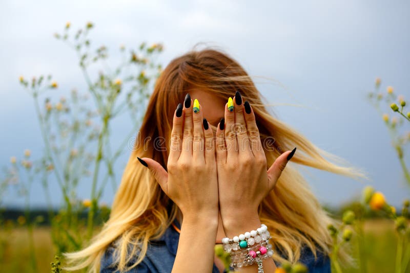 La ragazza copre il suo fronte di sue mani fotografia stock La ragazza copre il suo fronte di sue mani fotografia stock