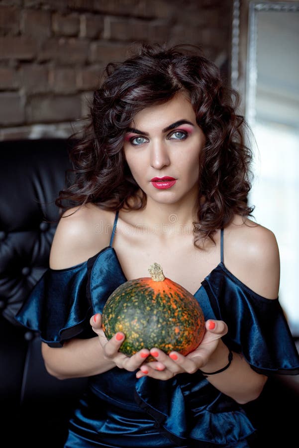 La ragazza di modello sexy con Halloween compone immagine stock La ragazza di modello sexy con Halloween compone immagine stock
