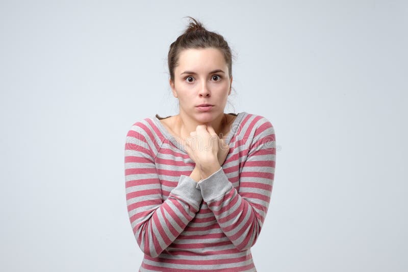 La ragazza disperata trema e ritiene fredda, huggs lei stessa per scaldarsi immagine stock La ragazza disperata trema e ritiene fredda, huggs lei stessa per scaldarsi immagine stock