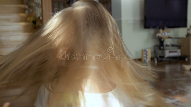 La ragazza divertente muove i suoi capelli lunghi