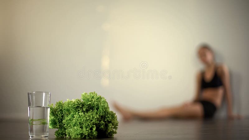 La ragazza esile ha perso conoscenza dovuta essere a dieta, affamare, anoressia, corpo esaurito fotografia stock La ragazza esile ha perso conoscenza dovuta essere a dieta, affamare, anoressia, corpo esaurito fotografia stock