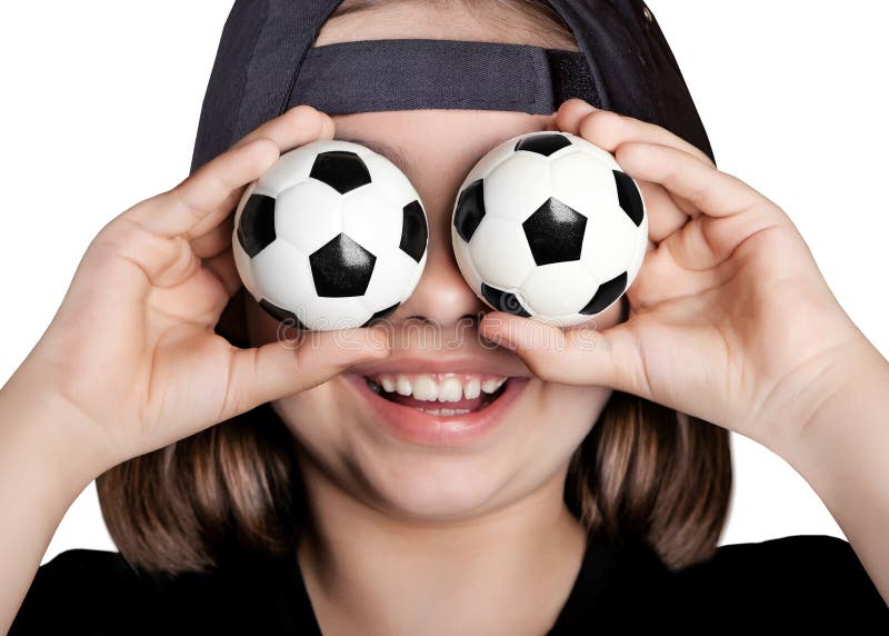 La ragazza fortunata nel berretto da baseball chiuso lei occhi con i palloni da calcio immagini stock libere da diritti La ragazza fortunata nel berretto da baseball chiuso lei occhi con i palloni da calcio immagini stock libere da diritti