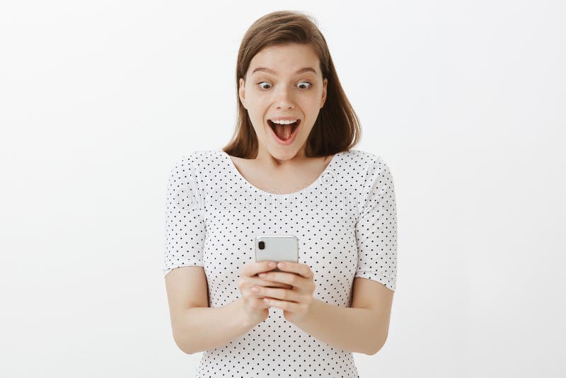 La ragazza ha riscosso i fondi sul conto bancario, emozionante e piacevole, pensando come spenderli, boccheggiando e cadendo la m immagine stock libera da diritti La ragazza ha riscosso i fondi sul conto bancario, emozionante e piacevole, pensando come spenderli, boccheggiando e cadendo la m immagine stock libera da diritti
