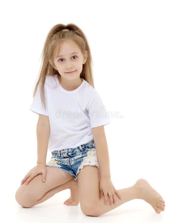 La ragazza incantante in una maglietta bianca pura per la pubblicit? e mette immagini stock libere da diritti La ragazza incantante in una maglietta bianca pura per la pubblicit? e mette immagini stock libere da diritti