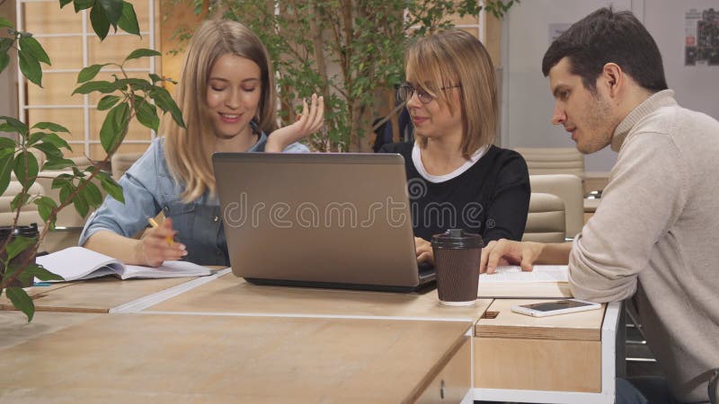 La ragazza le dice i colleghe di esaminare il suo computer portatile