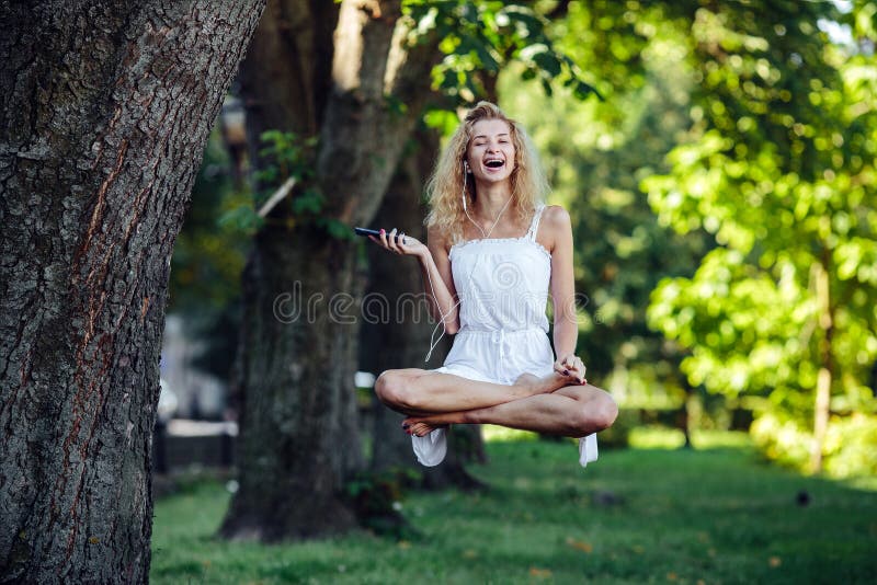 La ragazza levita in natura fotografia stock La ragazza levita in natura fotografia stock