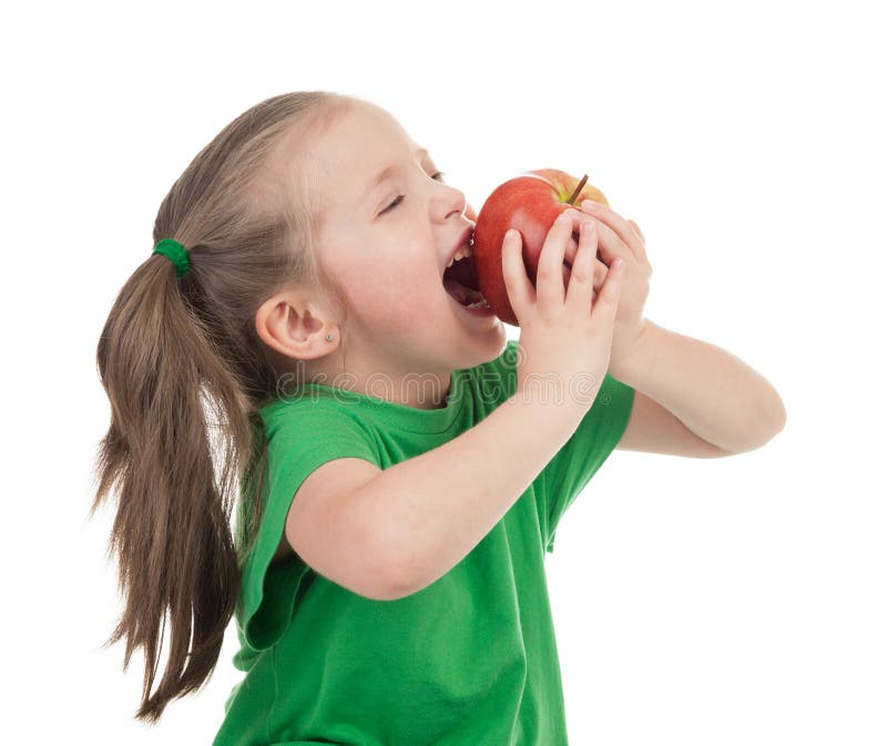 La ragazza mangia la mela su bianco