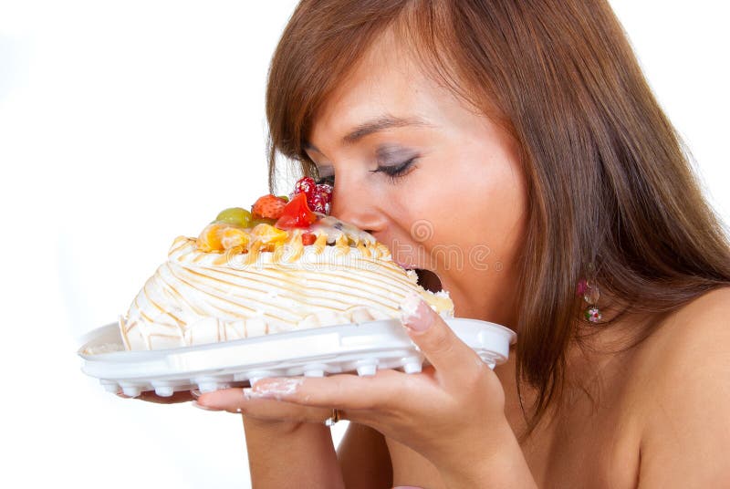 La ragazza mangia la torta