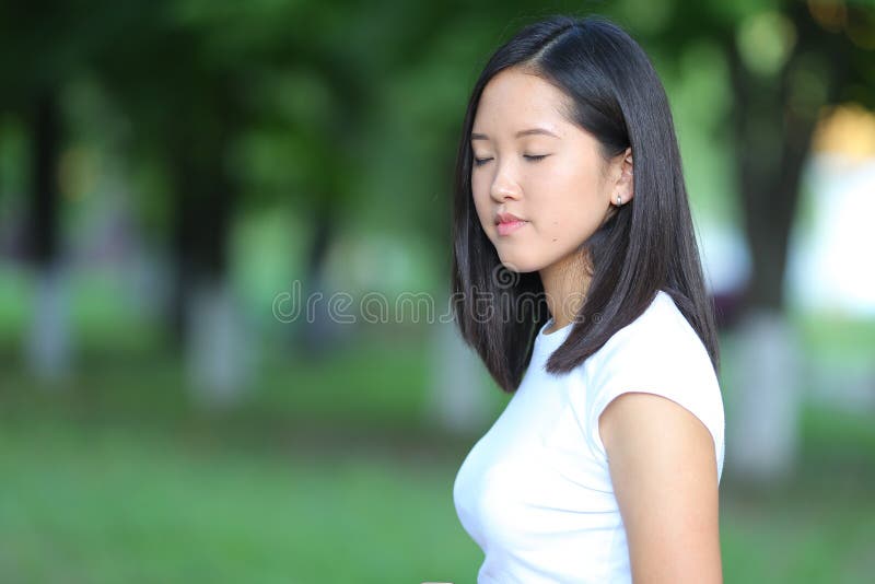 La ragazza nel parco è andatura di camminata fotografia stock libera da diritti La ragazza nel parco è andatura di camminata fotografia stock libera da diritti