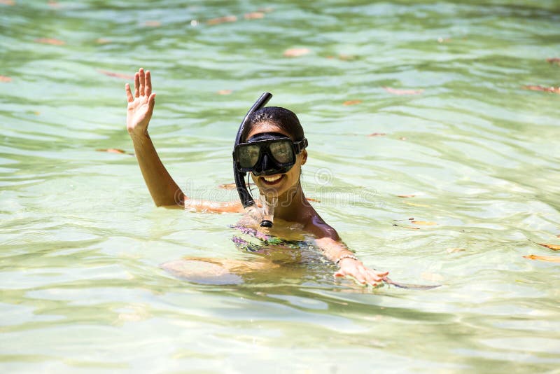 La ragazza nuota nel mare fotografie stock La ragazza nuota nel mare fotografie stock