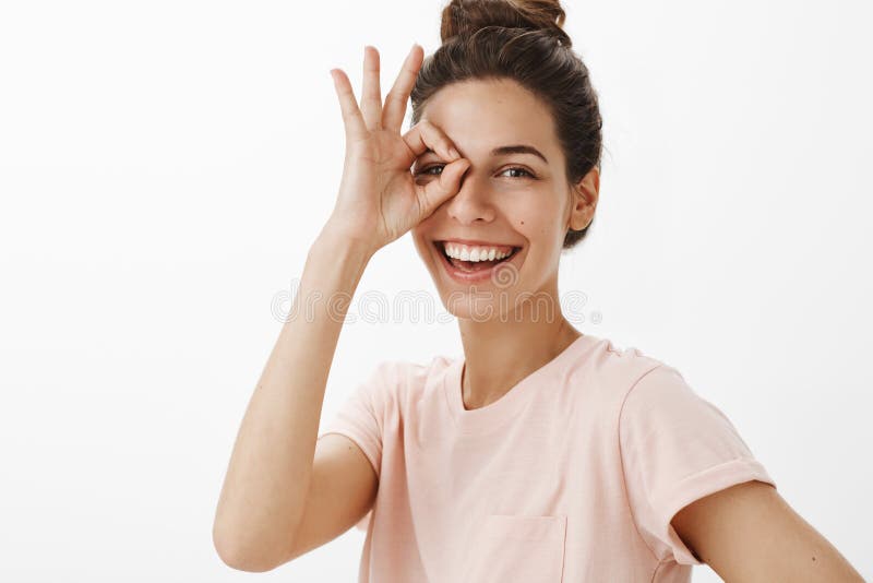 La ragazza positiva gradisce quando tutto perfetto, divertendosi ridere fragorosamente con attenzione con la gioia sorridente lar fotografia stock libera da diritti