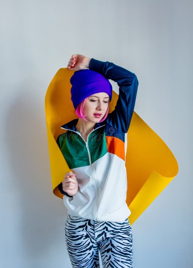 La ragazza in rivestimento di stile 90s si conclude con carta gialla immagine stock La ragazza in rivestimento di stile 90s si conclude con carta gialla immagine stock