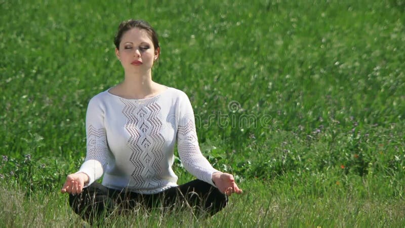 La ragazza si siede in Lotus Position