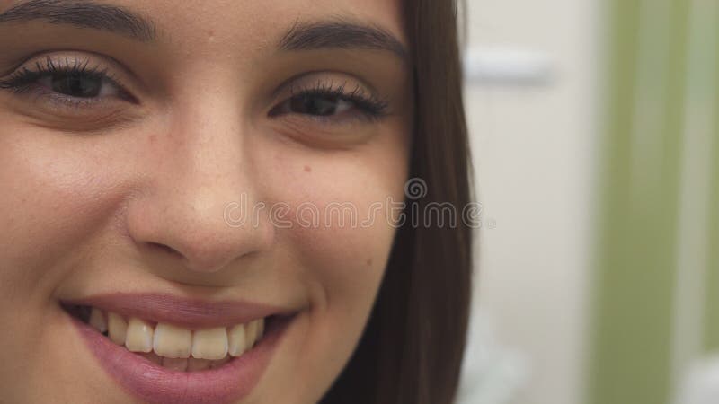 La ragazza sorride alla stazione termale fotografia stock La ragazza sorride alla stazione termale fotografia stock