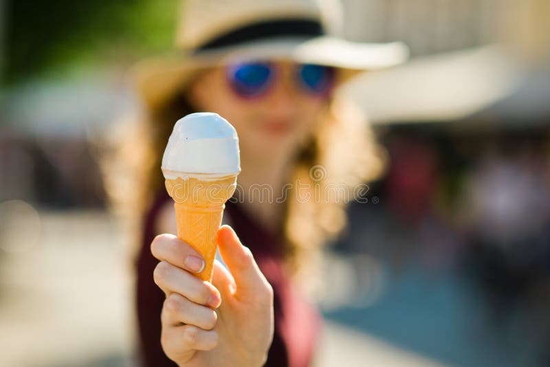 La ragazza sta mostrando il gelato bianco immagini stock La ragazza sta mostrando il gelato bianco immagini stock