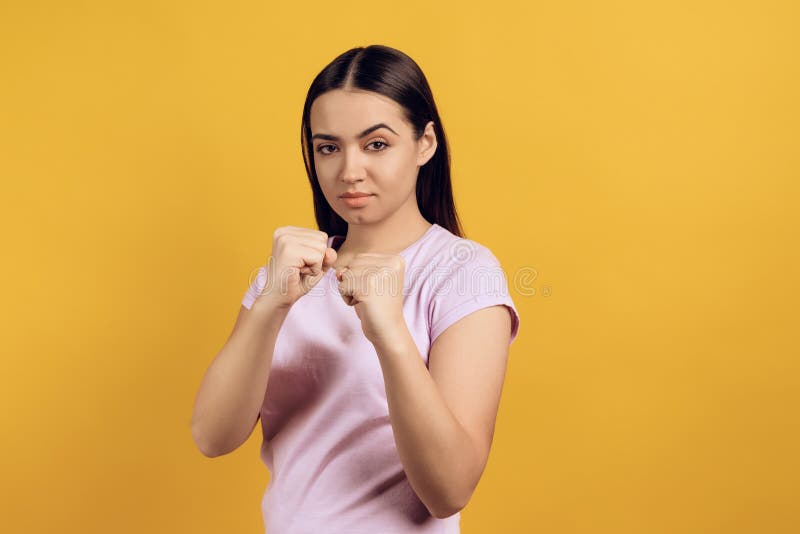 La ragazza sta nella posizione combattente fotografie stock libere da diritti La ragazza sta nella posizione combattente fotografie stock libere da diritti