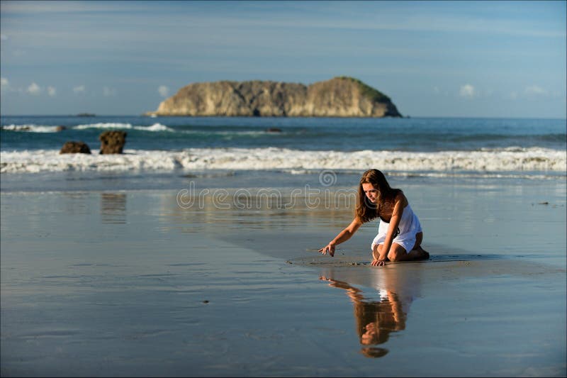 La ragazza su una spiaggia. immagine stock La ragazza su una spiaggia. immagine stock