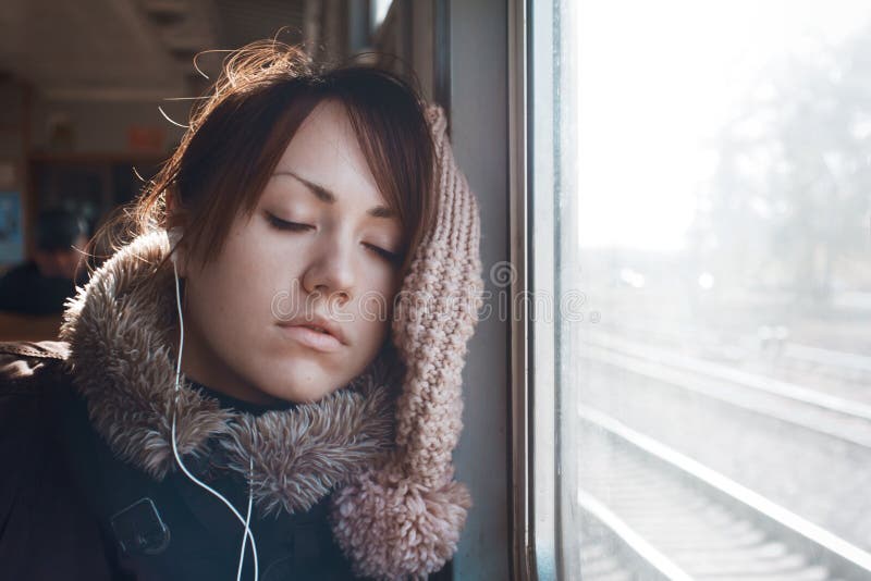La ragazza sul treno fotografia stock La ragazza sul treno fotografia stock
