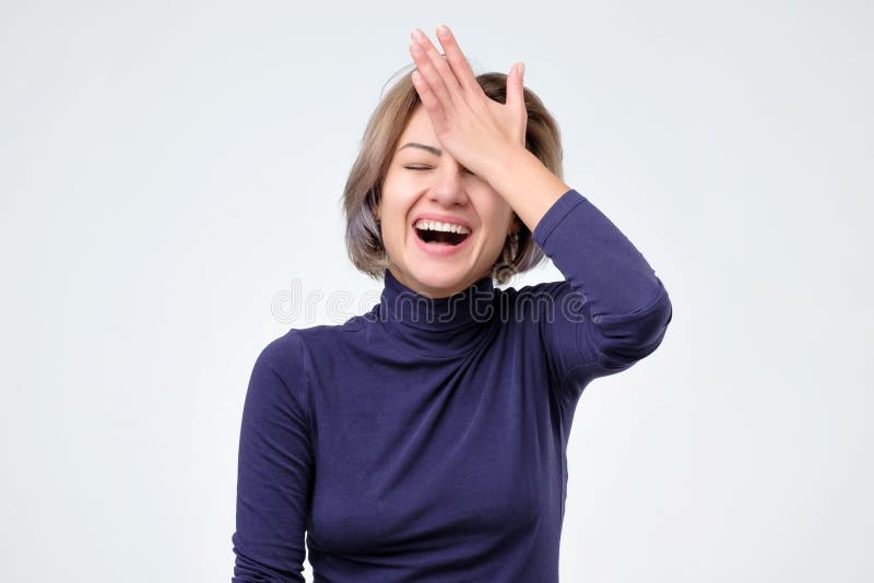 La ragazza sveglia ha ricordato qualcosa e tenendo la sua mano sulla testa fotografia stock libera da diritti La ragazza sveglia ha ricordato qualcosa e tenendo la sua mano sulla testa fotografia stock libera da diritti