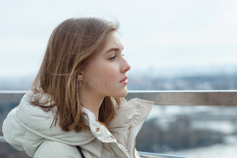 La ragazza teenager bionda del giovane studente adorabile esamina la distanza sulla piattaforma di osservazione con una vista del immagini stock libere da diritti La ragazza teenager bionda del giovane studente adorabile esamina la distanza sulla piattaforma di osservazione con una vista del immagini stock libere da diritti