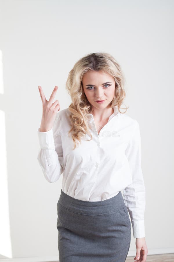 La ragazza in un vestito mostra a caratteri le mani fotografia stock libera da diritti La ragazza in un vestito mostra a caratteri le mani fotografia stock libera da diritti