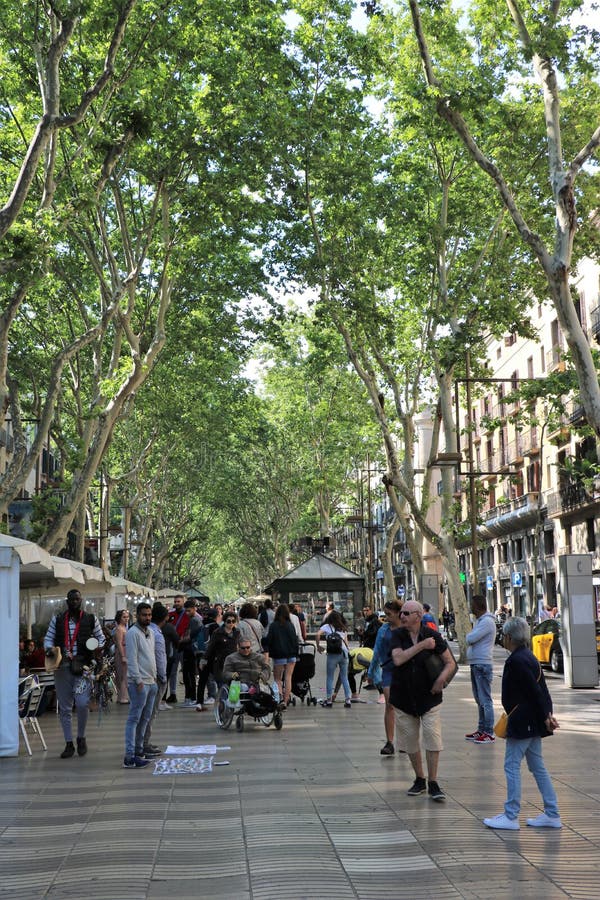 La Rambla, Barcelona editorial stock photo. Image of crowd - 117340298