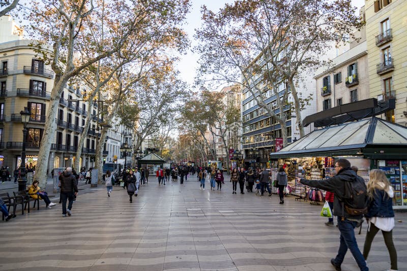 La Rambla is een straat in centraal Barcelona, tussen Gr Raval en Barri Gotic-districten stock fotografie La Rambla is een straat in centraal Barcelona, tussen Gr Raval en Barri Gotic-districten stock fotografie