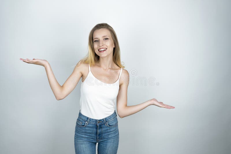La rappresentazione sorridente della giovane bella donna riporta in scala il fondo bianco isolato segno immagini stock La rappresentazione sorridente della giovane bella donna riporta in scala il fondo bianco isolato segno immagini stock
