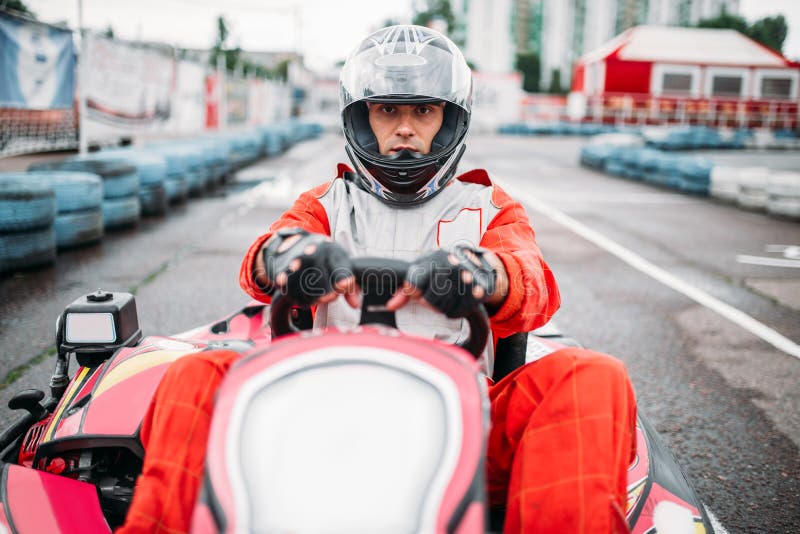 La raza de Karting, va conductor del carro en casco fotos de archivo libres de regalías La raza de Karting, va conductor del carro en casco fotos de archivo libres de regalías