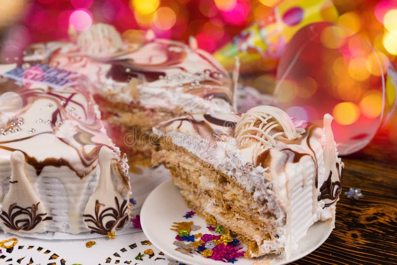 La rebanada de torta de cumpleaños con diverso chocolate adorna el stuffe imagen de archivo La rebanada de torta de cumpleaños con diverso chocolate adorna el stuffe imagen de archivo