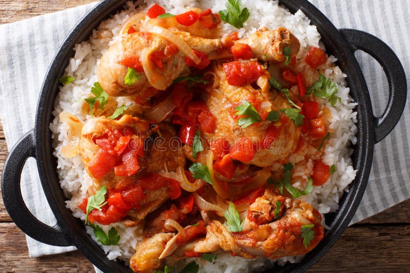 La receta haitiana del pollo es un un pote del pollo, tomates, vino imágenes de archivo libres de regalías La receta haitiana del pollo es un un pote del pollo, tomates, vino imágenes de archivo libres de regalías